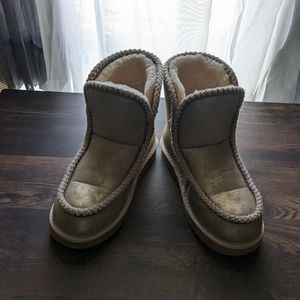 Women's boots. Gold with Sherpa inside. Size 7.5 Crown 👑 Vintage